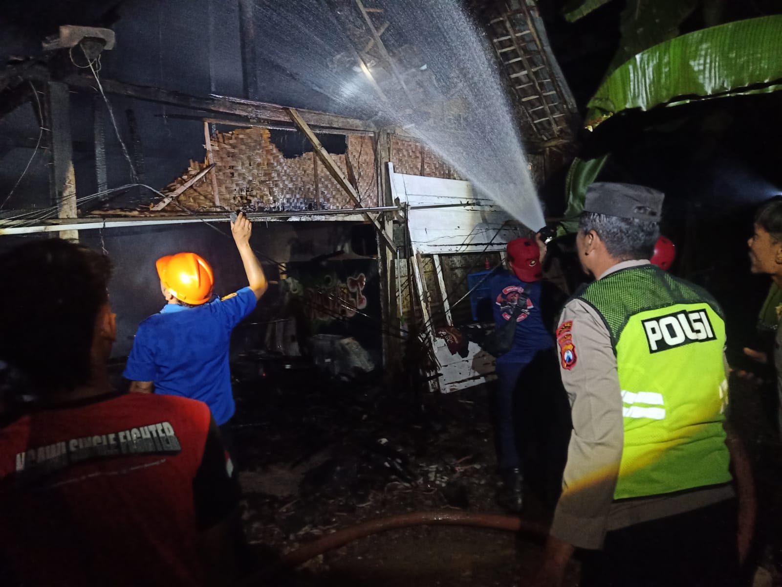Polisi, Damkar, dan Warga Padamkan Kebakaran Bengkel Cat Motor di Widodaren