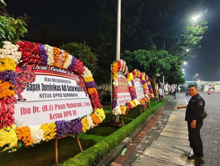 Banjir Karangan Bunga di Grand Heaven, Ribuan Pelayat Lepas Ketua DPRD Surabaya