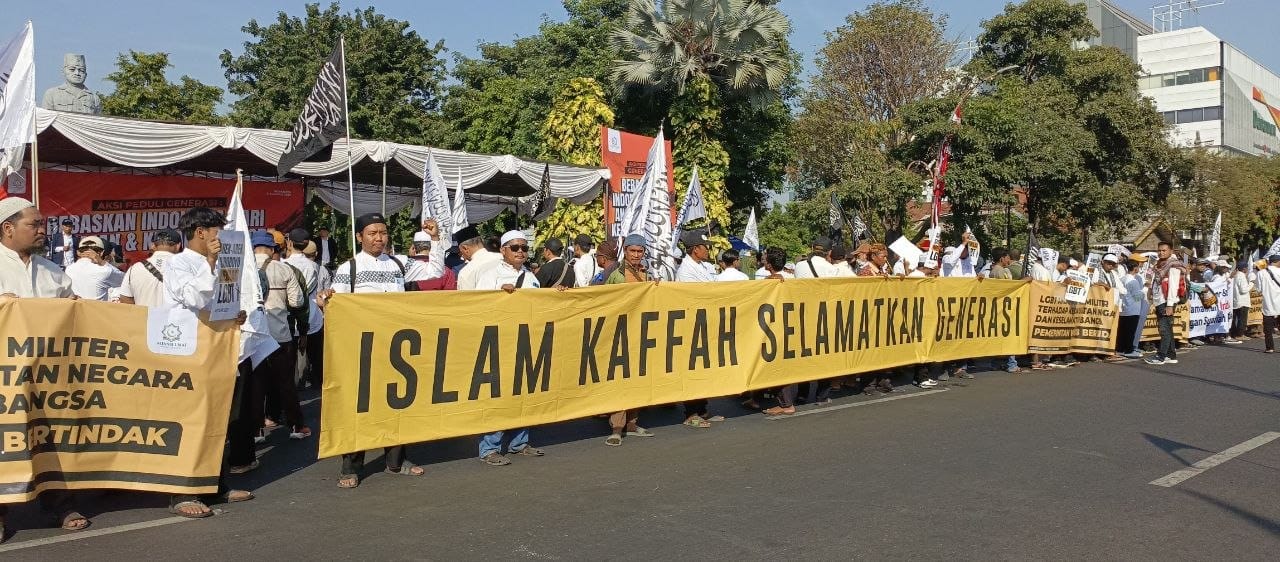 Padati Jalanan Gubernur Suryo, Ribuan Massa Serukan Penolakan LGBT
