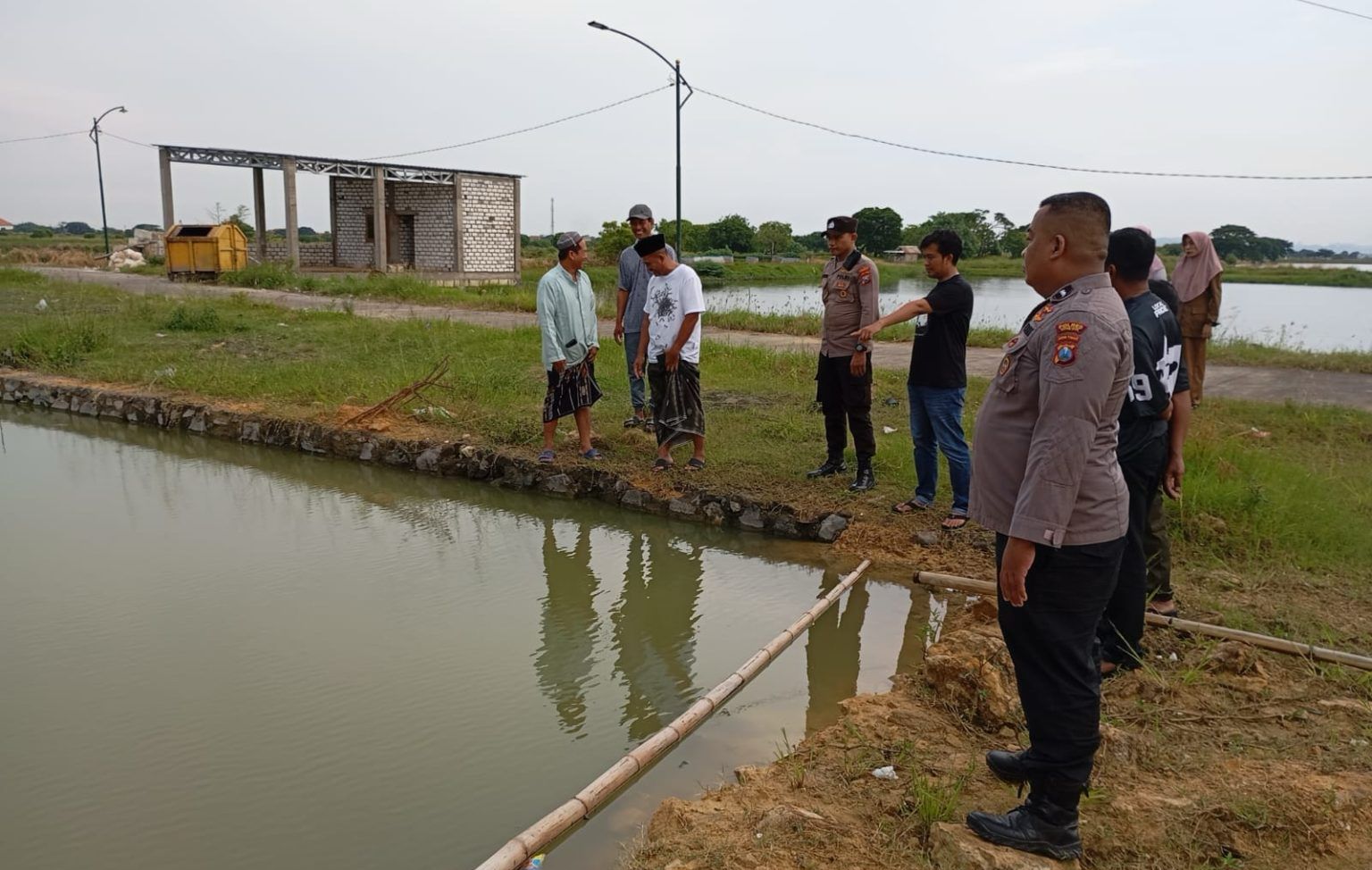 Asyik Main Hujan di Tepi Tambak, 2 Anak di Gresik Terpeleset dan Tewas Tenggelam
