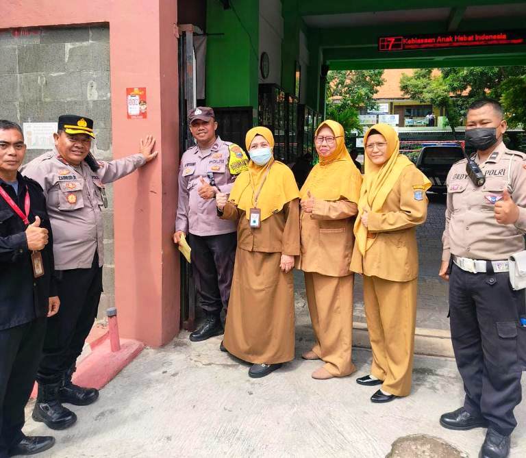 Polsek Simokerto Gelar Sosialisasi Call Center 110 dan Bahaya Kenakalan Remaja di SMPN 41 Surabaya