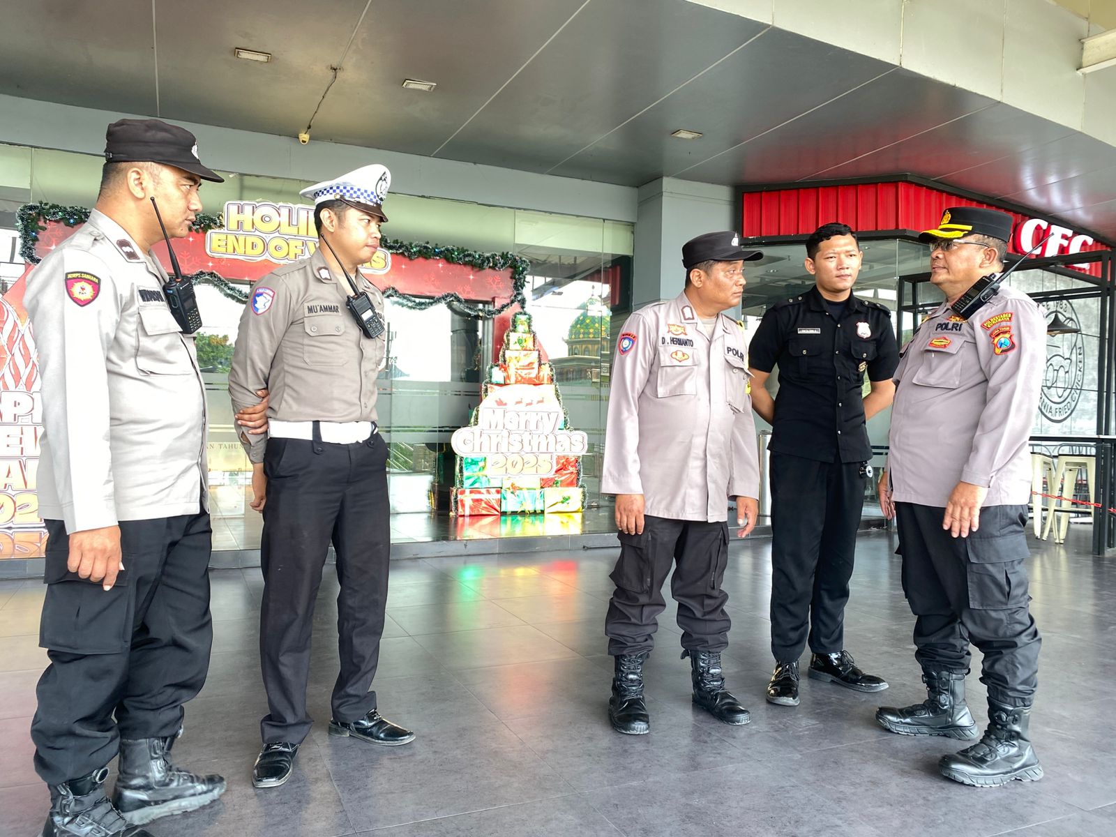 Polsek Simokerto Patroli Gabungan di Mall Kaza, Cegah Kejahatan Jalanan