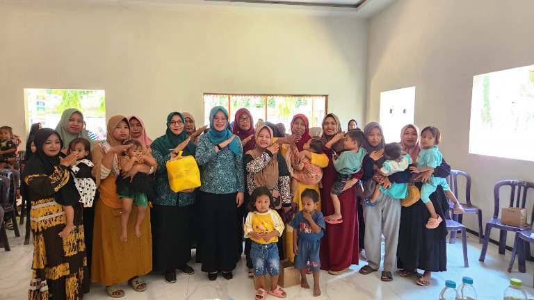 Cegah Stunting di Situbondo, Mbak Una Bagikan Ratusan Paket Makanan Tambahan