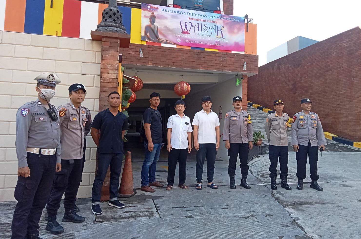 Polsek Sukomanunggal Amankan Perayaan Tri Suci Waisak di Vihara Budha Yana