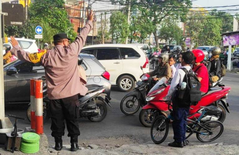Polsek Rungkut Bantu Pelajar Surabaya  Menyeberang Jalan Demi Keselamatan Menuju Sekolah