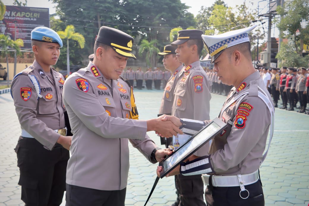 Kapolresta Banyuwangi Beri Reward Anggota Berprestasi dan Pastikan Netralitas dalam Pilkada Serentak 2024