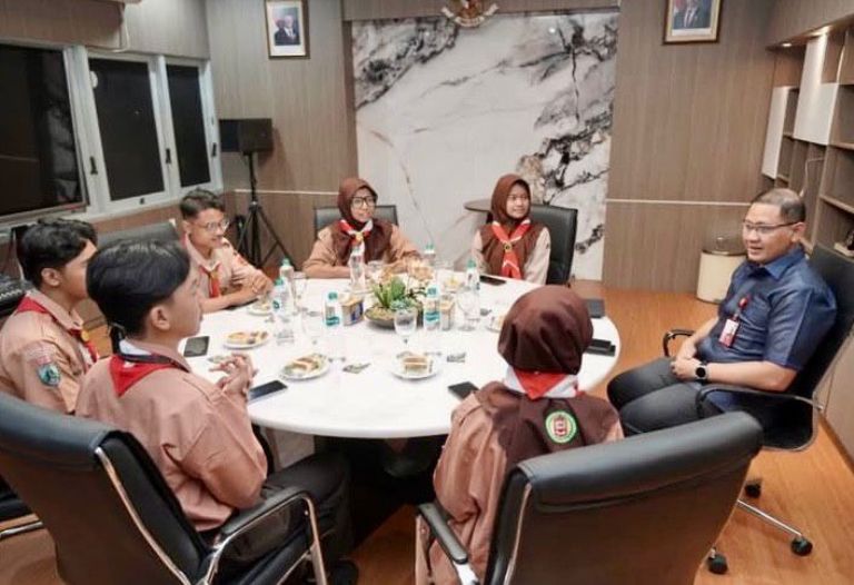 Kadindik Jatim Motivasi Siswa SMKN 4 Surabaya dan Serahkan Bantuan Pendidikan