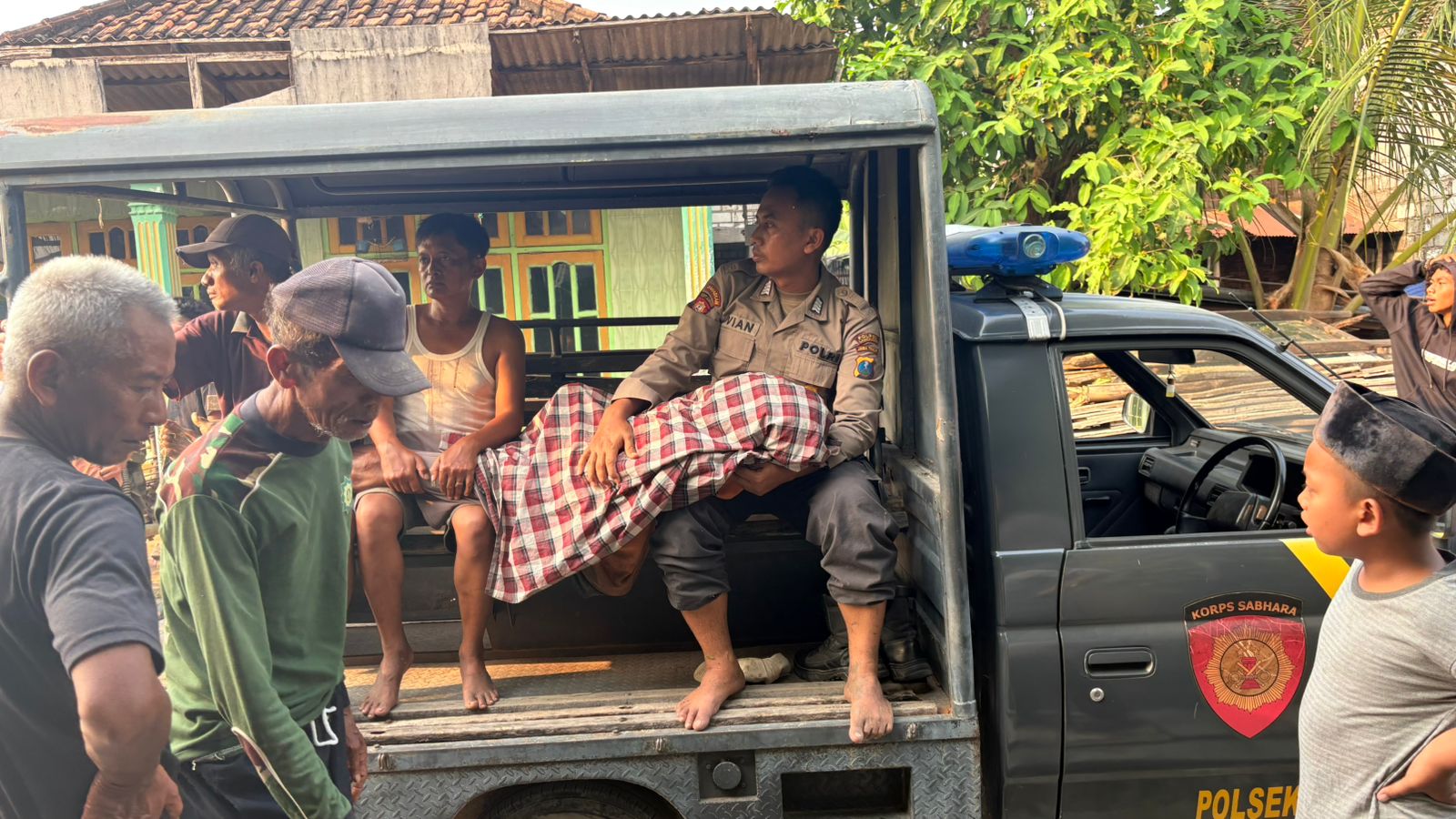 Anggota Polres Lamongan Evakuasi Korban Jebakan Tikus di Sawah