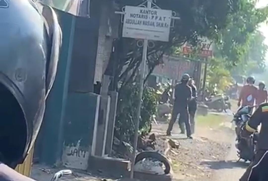 Ngeri! Dua Pria Saling Bacok di Kebomas Gresik