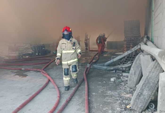 Gudang Tiner di Kalianak Asemrowo Terbakar Hebat, Pemilik Jadi Korban Ledakan