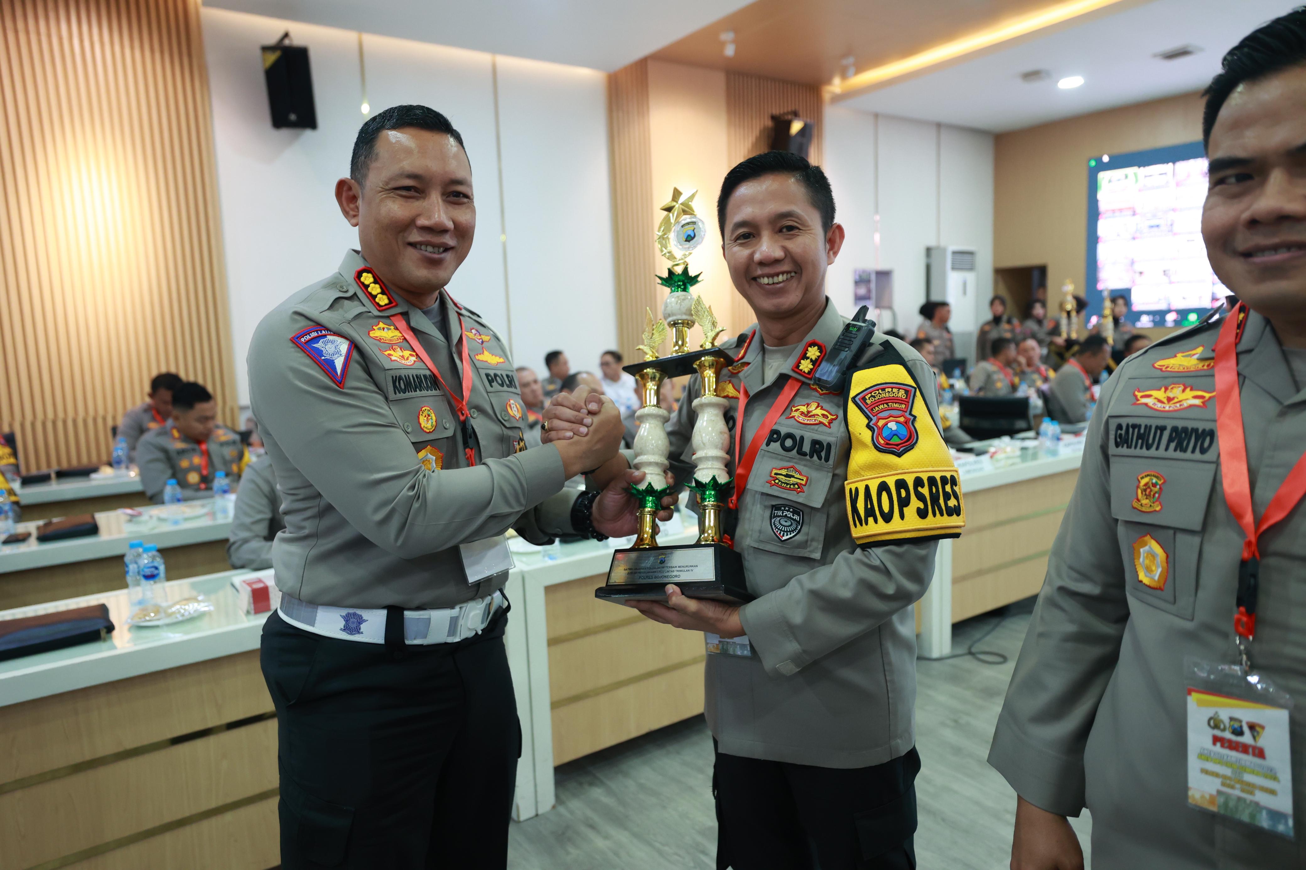 Tekan Angka Laka Lantas, Satlantas Polres Bojonegoro Raih Penghargaan Dari Kapolda Jatim