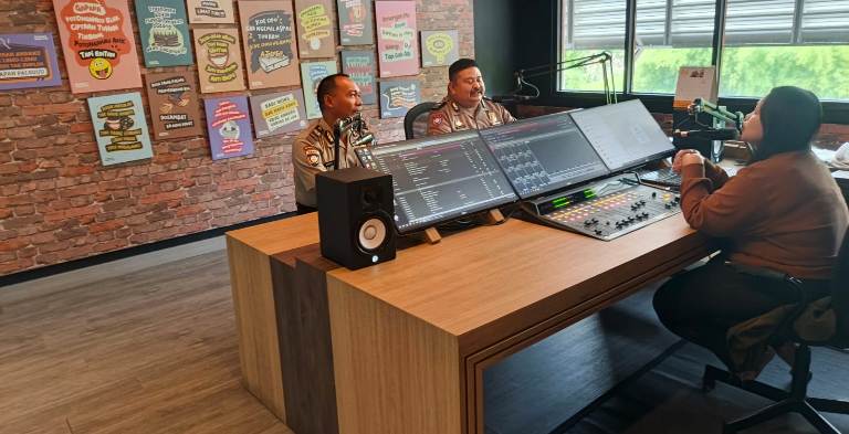 Satbinmas Polres Gresik Gaungkan Pesan Kamtibmas Ramadan Lewat Dialog Radio