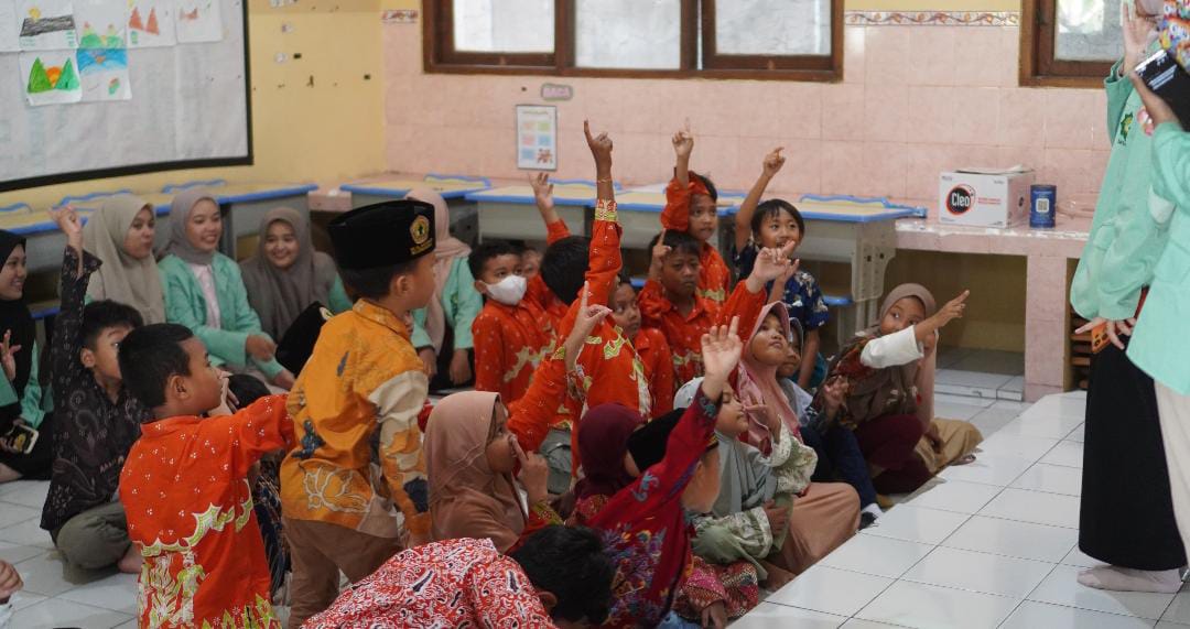 Mahasiswa PBI Unugiri Lakukan Fun English Literacy di MI Al-Manshur