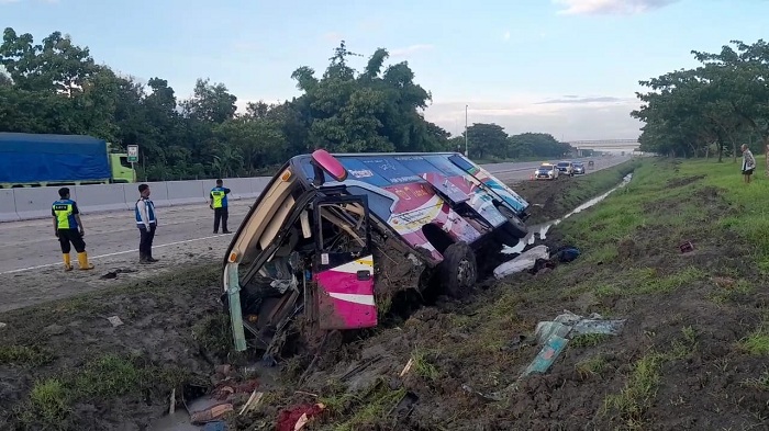 Bus PO Tiara Mas Terguling di Tol Ngawi, Sopir Diduga Mengantuk