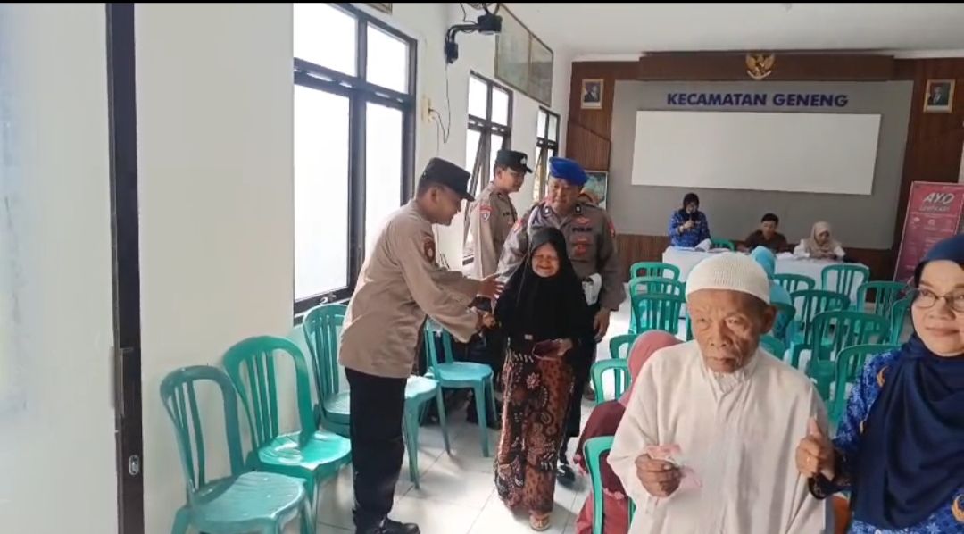Aksi Humanis Polsek Geneng Beri Pelayanan Lansia Penerima Bansos PKH
