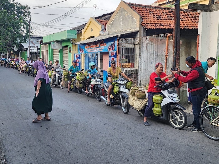 Warga Rela Bangun Pagi Demi Tabung Elpiji 3 Kg