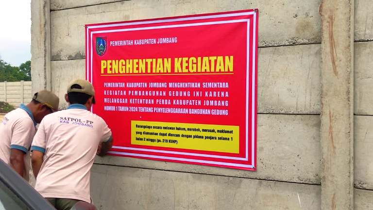 Satpol PP Jombang Hentikan Pembangunan Pabrik Tanpa Izin PBG
