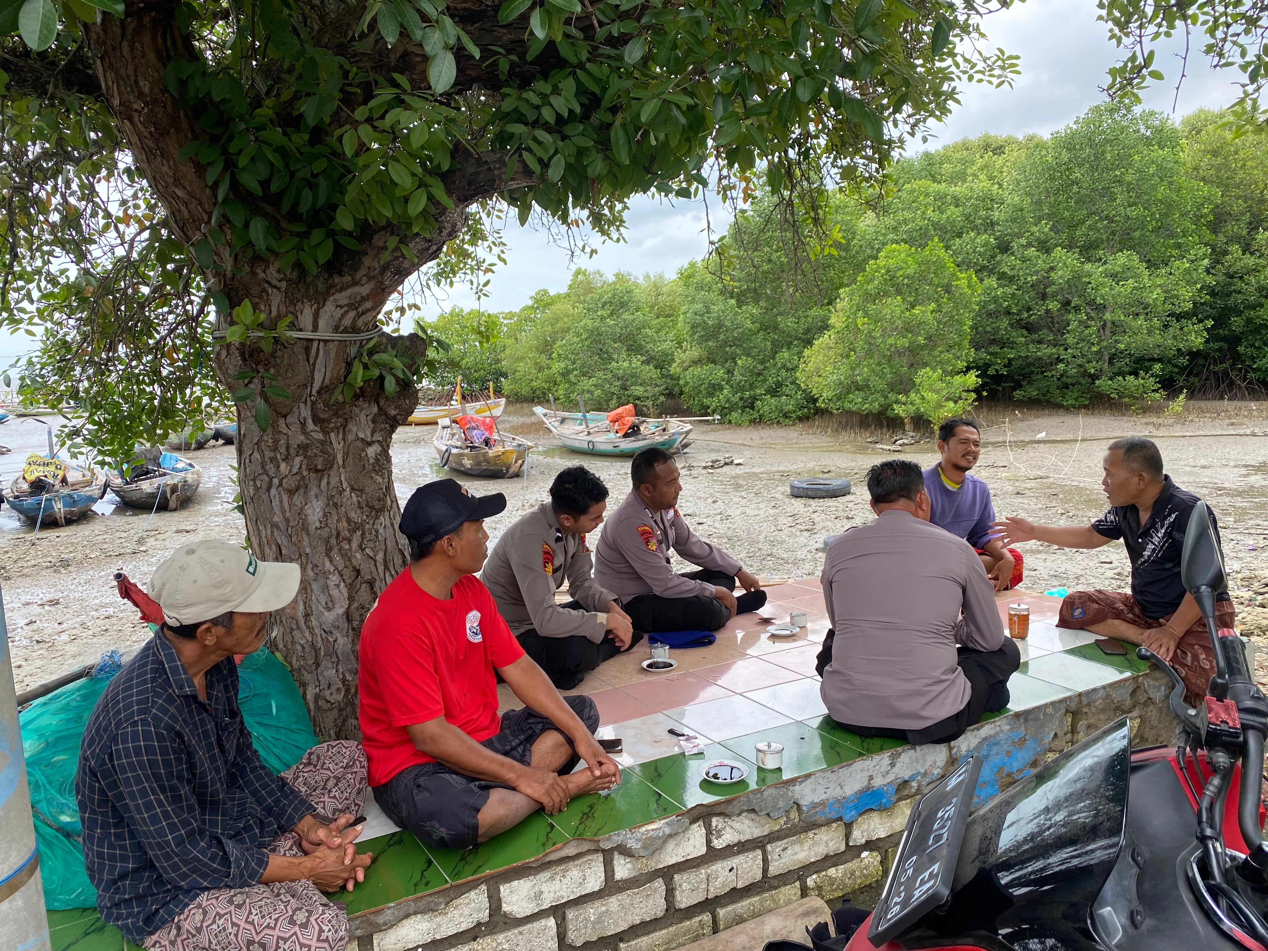 Satpolairud Polres Gresik Bersama Nelayan Mengare Bahas Keselamatan dan Laut Lestari