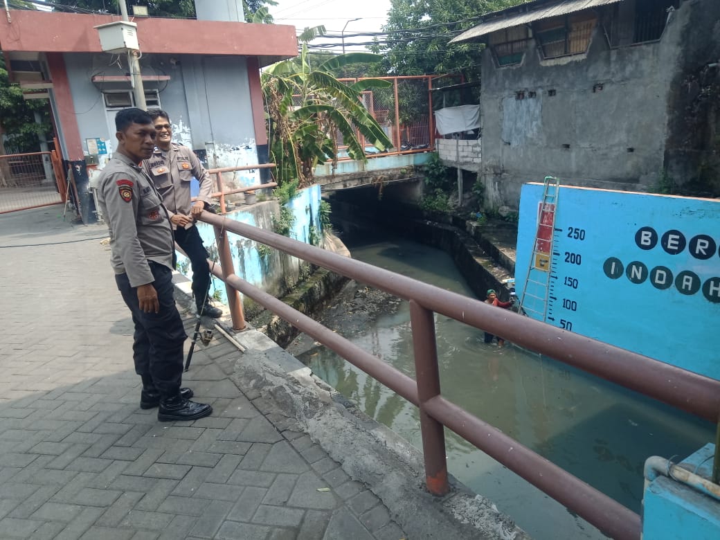 Antisipasi Banjir, Polres Pelabuhan Tanjung Perak Cek Debit Air