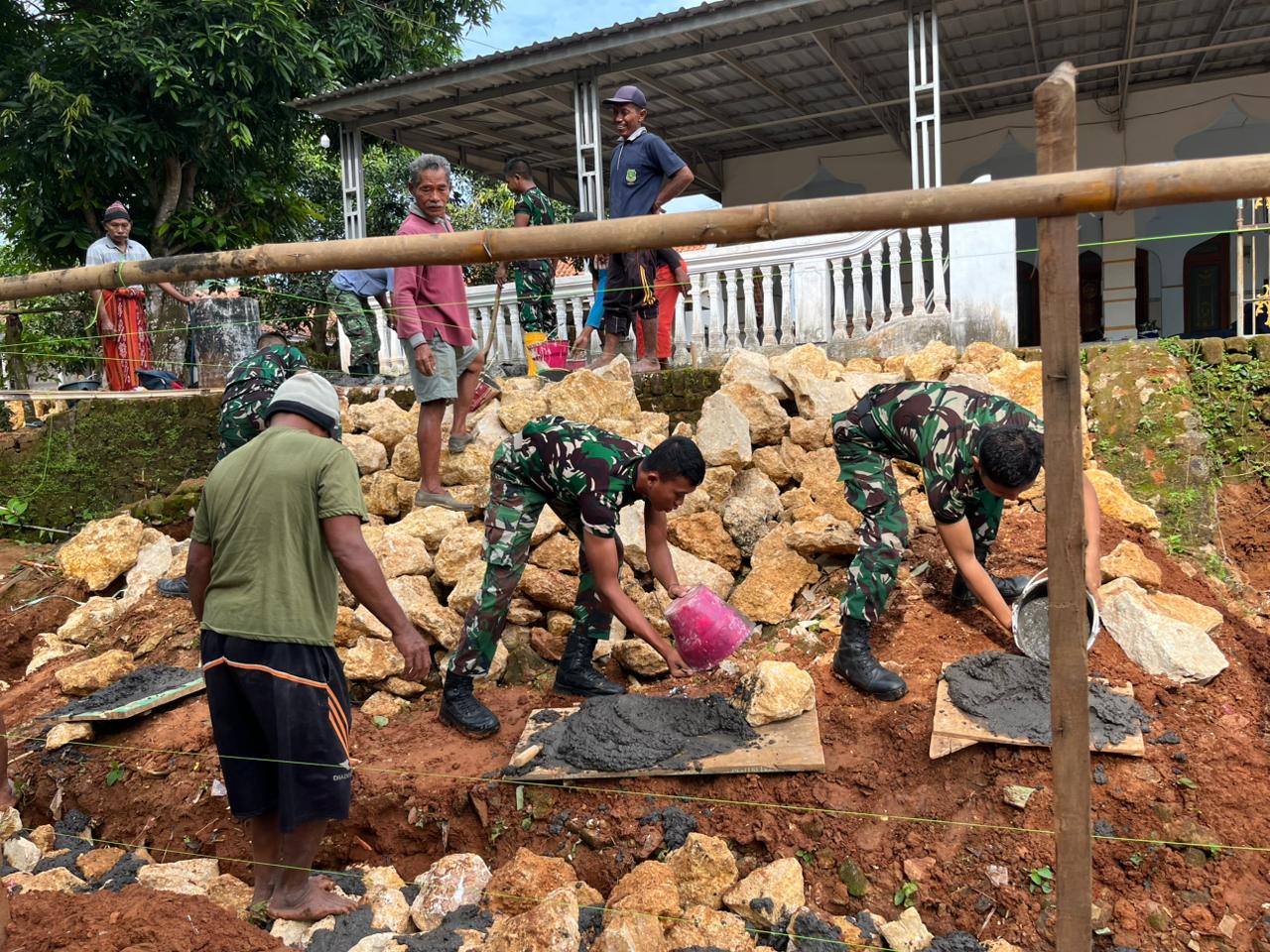 Bangun dari Dasar, Satgas TMMD 127 Perkuat Pondasi MWK Masjid 