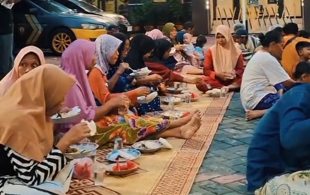 Dapur Berkah Ramadan Polsek Pakal, Ratusan Porsi Buka Puasa untuk Komunitas dan Masyarakat 