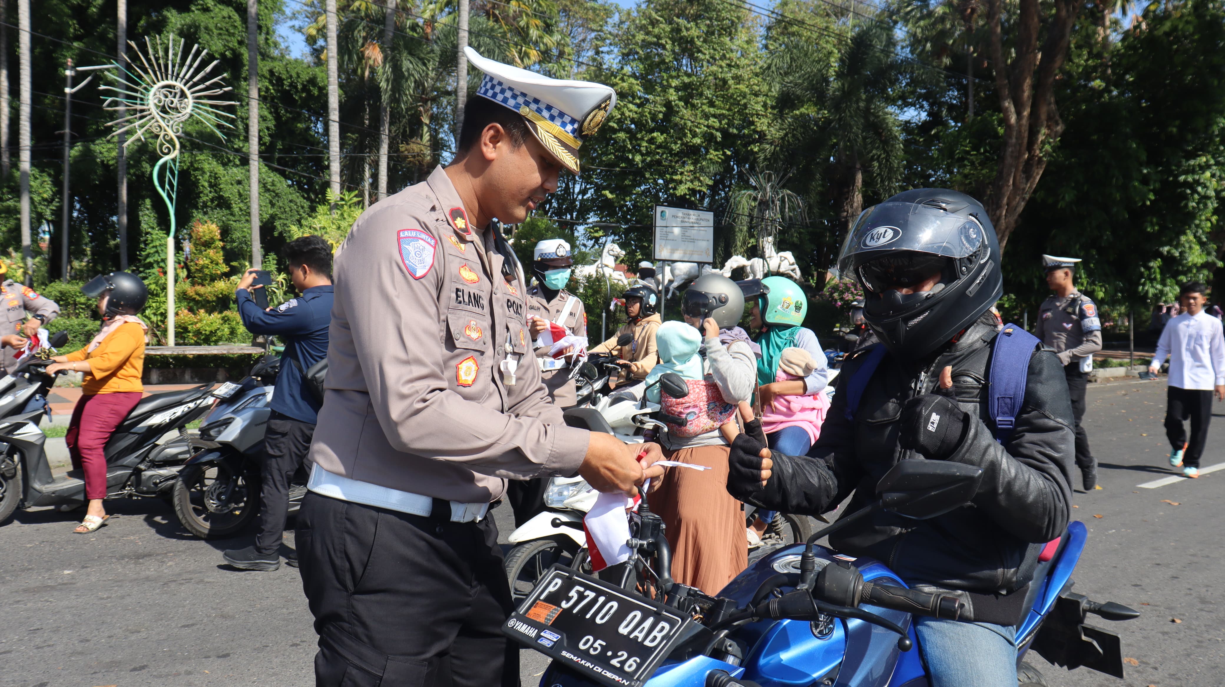 Sambut Kemerdekaan, Polresta Banyuwangi Bagikan Bendera kepada Pengendara
