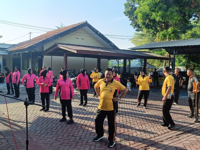 Polsek Lakarsantri Semarakkan HUT Bhayangkara ke-78 dengan Olahraga Bersama Keluarga Besar