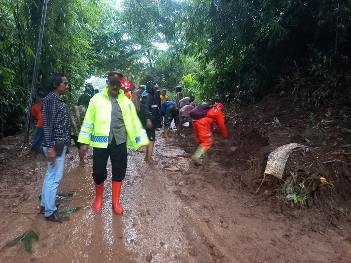 Gercep Polres Ngawi dan Stakeholder Evakuasi Longsor di Jalan Raya Ngrambe