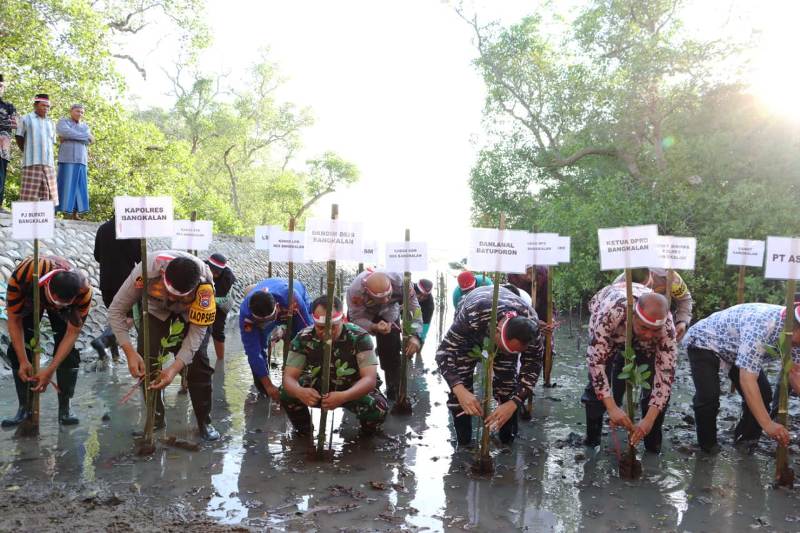 Polres Bangkalan Tebar 1.000 Bibit Mangrove di Pesisir Pantai Gili Pari