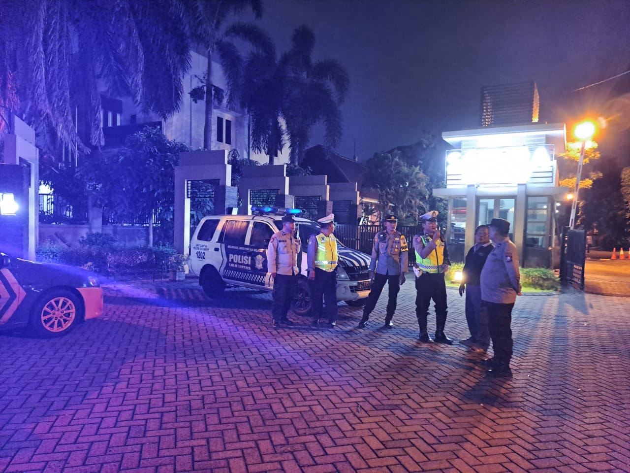 Polsek Gayungan Patroli Rutin Jaga Keamanan Warga Sakura Residence