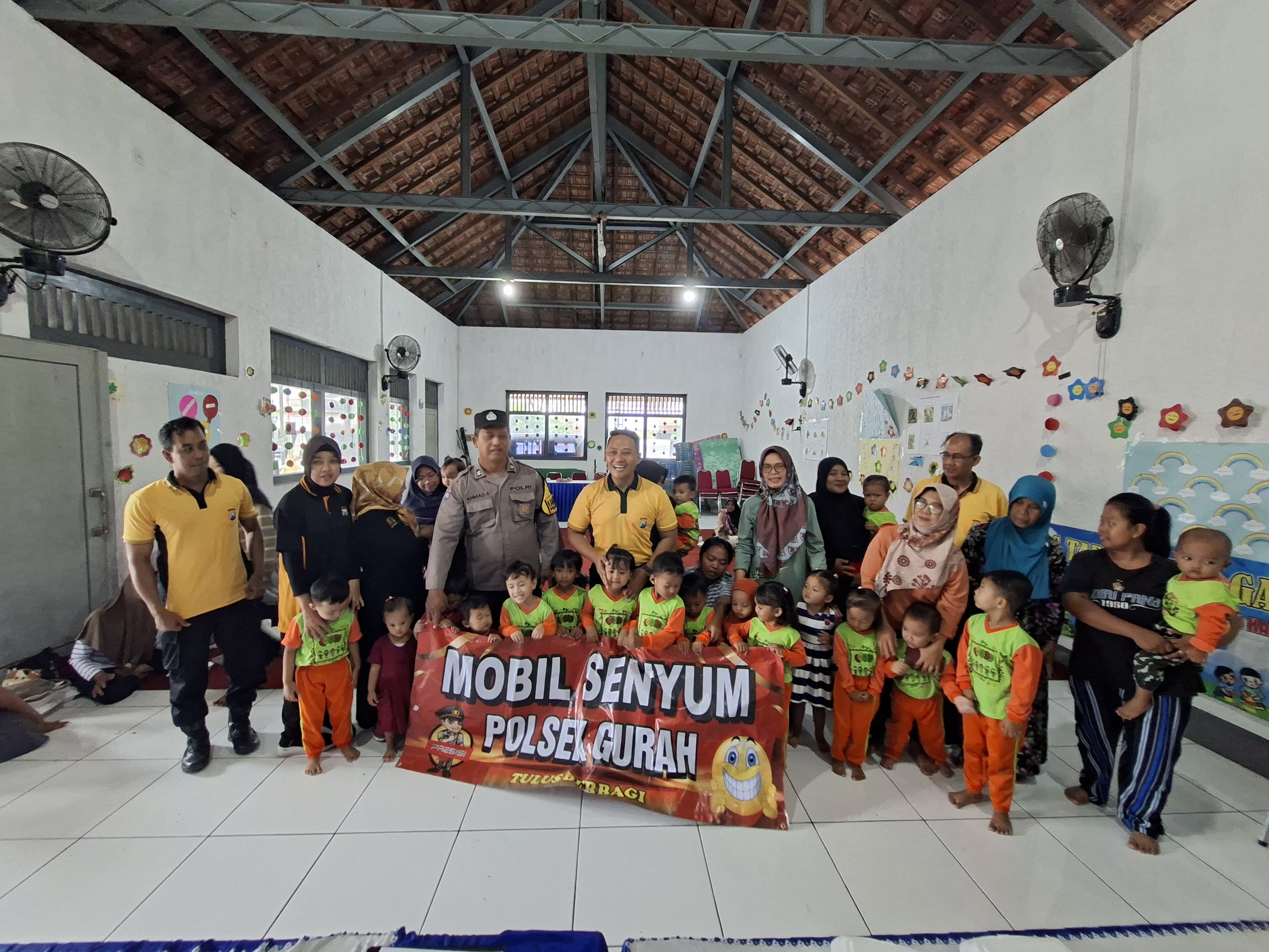 Mobil Senyum Polsek Gurah Hadirkan Kebahagiaan di Taman Posyandu Desa Gabru