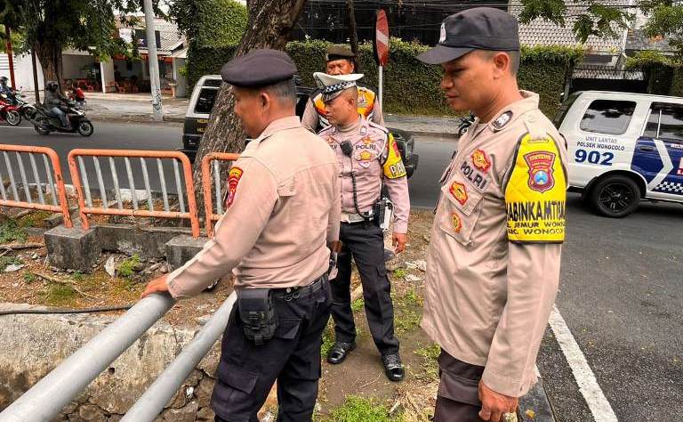 Kapolsek Wonocolo Cek Pintu Air untuk Antisipasi Banjir di Musim Hujan