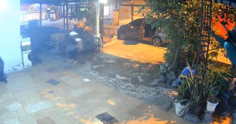 Curi Ribuan Telur Bebek di Mojokerto Terekam CCTV