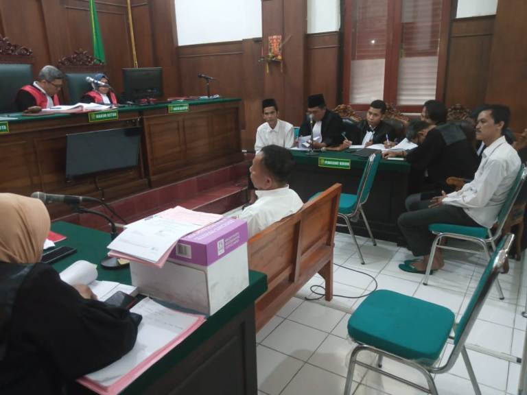 Terjerat Kasus Pemerasan Kadisdik Jatim, Dua Mahasiswa Duduk di Kursi Pesakitan PN Surabaya