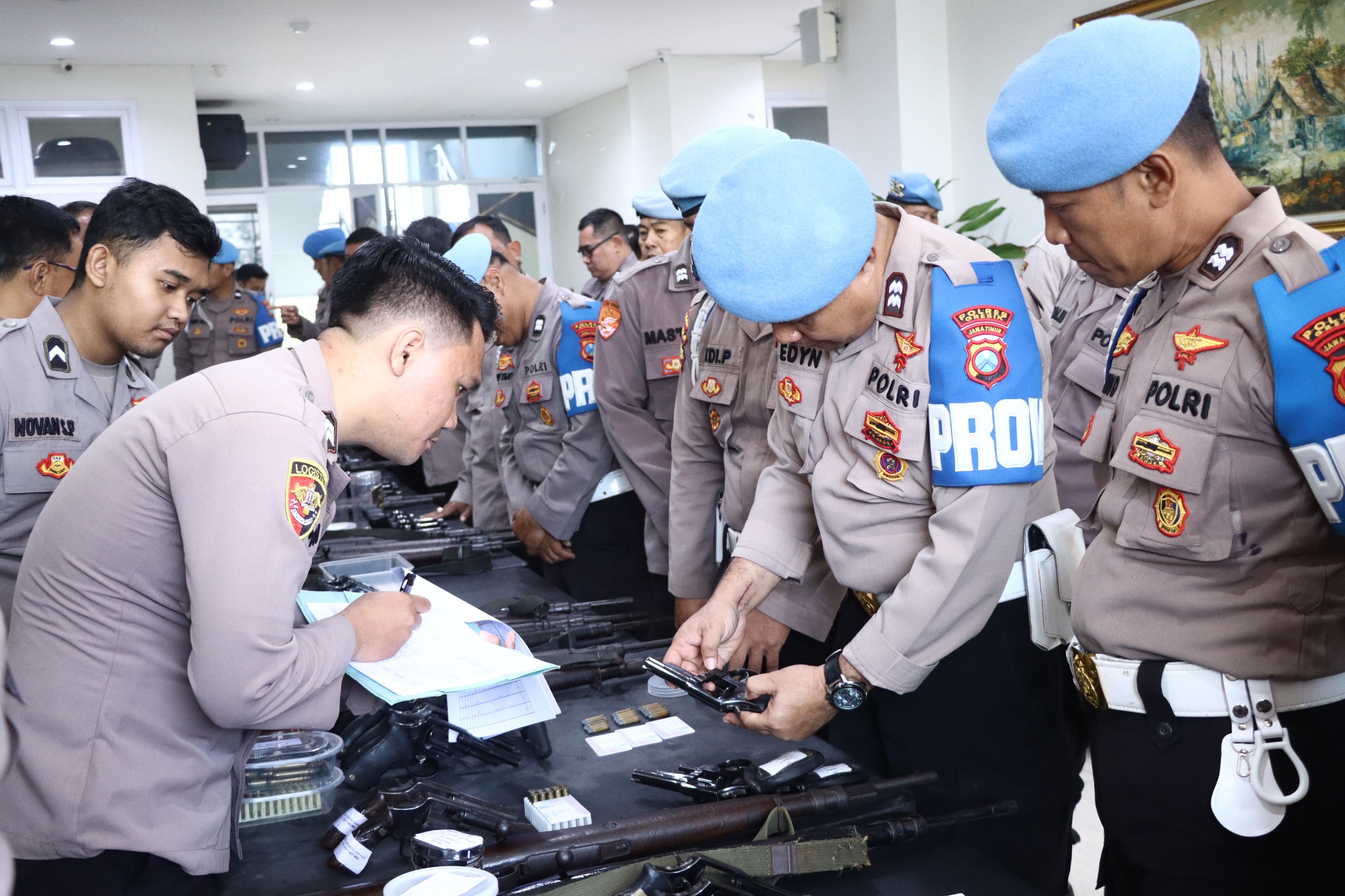 Polres Gresik Gelar Pengecekan Senjata Api Dinas, Pastikan Personel Tertib Administrasi