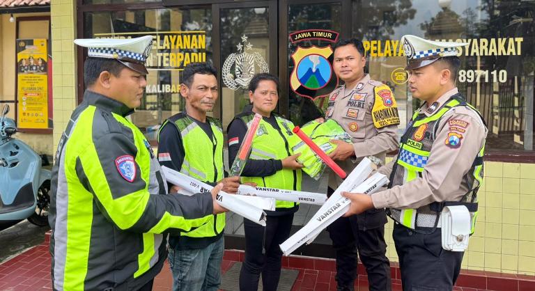 Polresta Banyuwangi Bekali Relawan Jalur Gumitir Rompi dan Senter Lantas