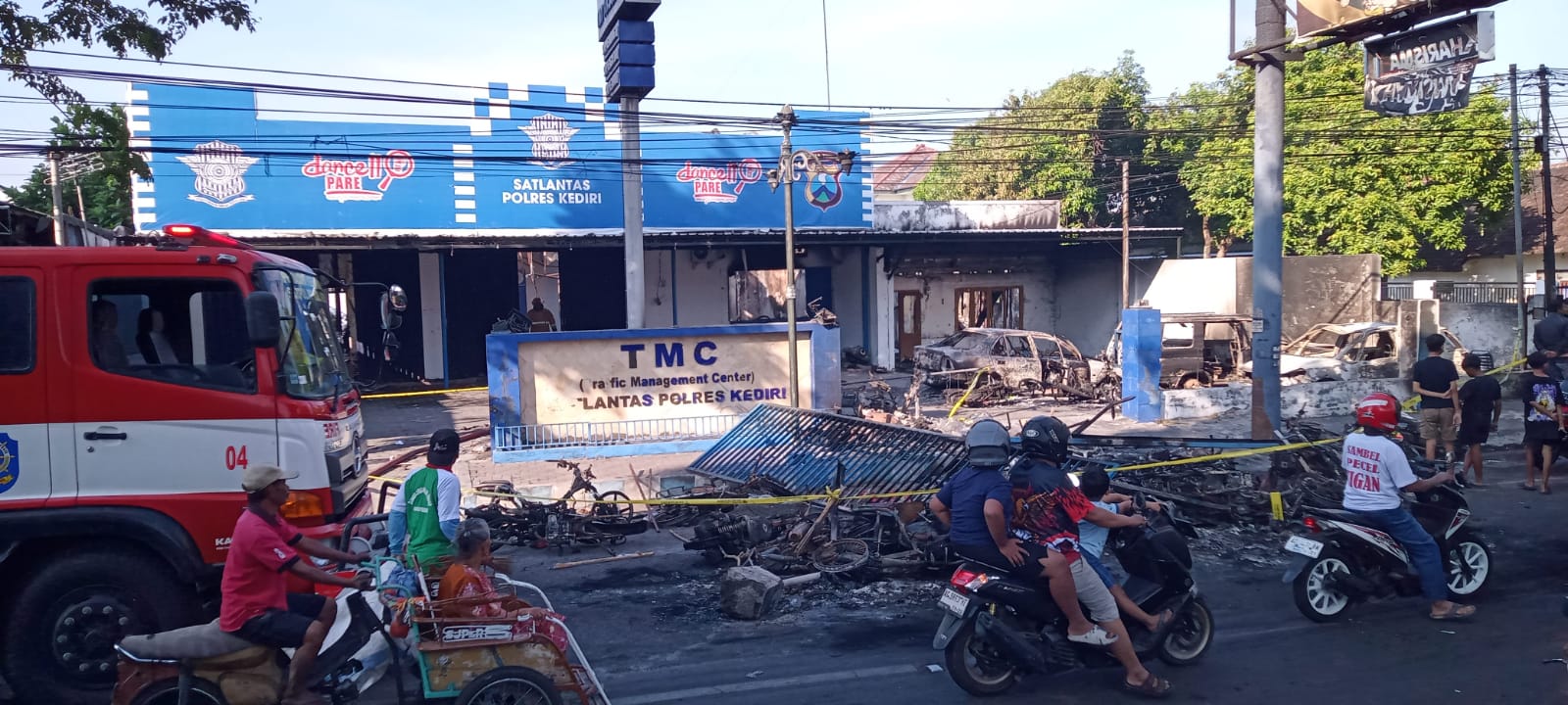 Dirusak dan Dibakar Massa, Kantor Satlantas Unit Turjawali Jadi Tontonan Warga