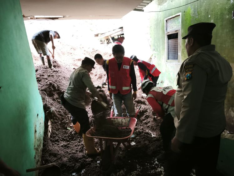 Warga dan Seekor Sapi Tertimbun Longsor di Nongkojajar Pasuruan
