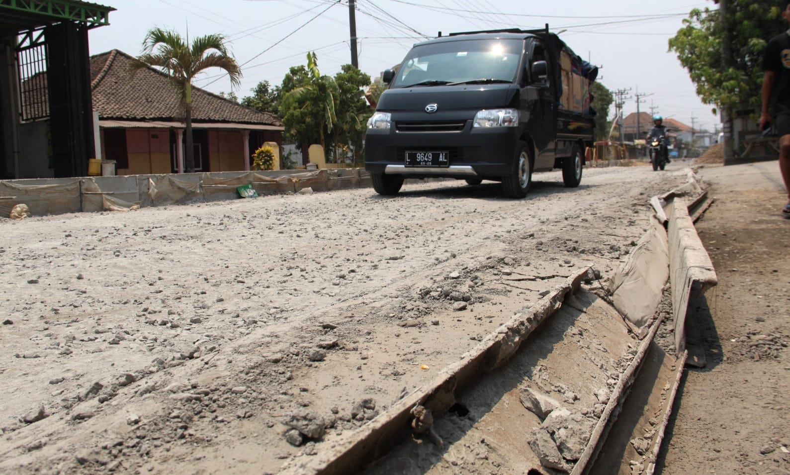 Viral, Bentor dan Truk Terjang Jalan yang Baru Dicor di Jombang