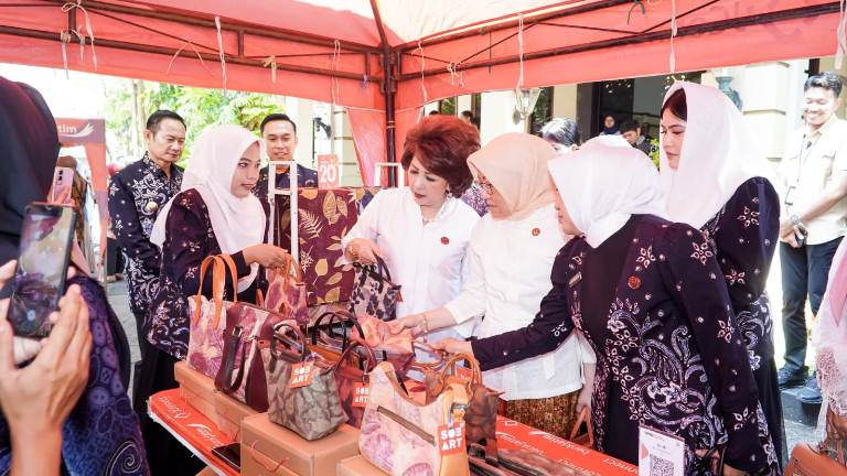 Tenun Ikat Parengan Lamongan Jadi Objek Pelaksanaan PKW