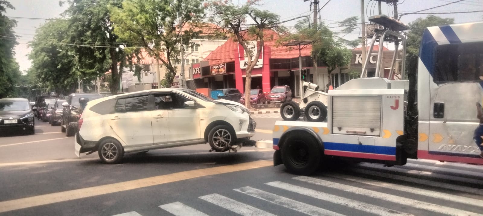 Bak Adegan Film Action, Polisi Berpakaian Preman Adang Pengemudi Mobil di Jalan Darmo, Sempat Ada Tembakan