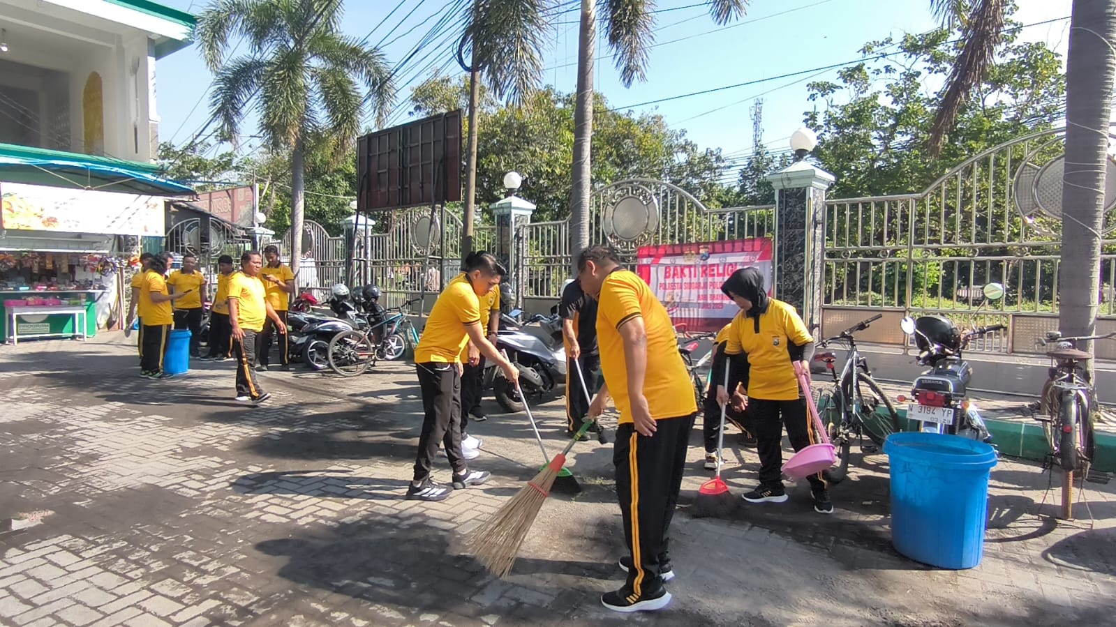 Bakti Religi Polresta Sidoarjo Bersihkan Tempat Ibadah Jelang Hari Bhayangkara