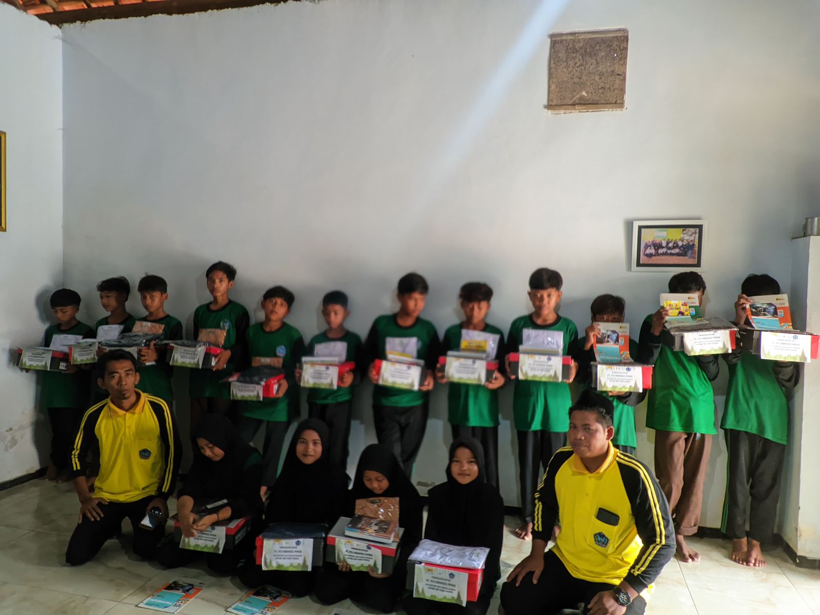 PLN Indonesia Power UBP Grati Tingkatkan Sarana Prasarana Pendidikan Lewat Bantuan Seragam