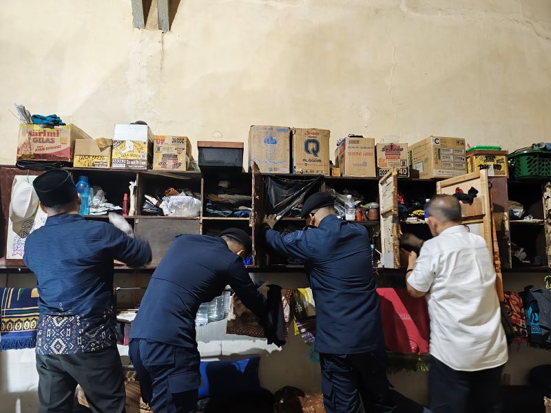 Tak Ada Celah Bagi Pelanggaran, Kalapas Jember Pimpin Langsung Razia Senyap di Kamar Hunian