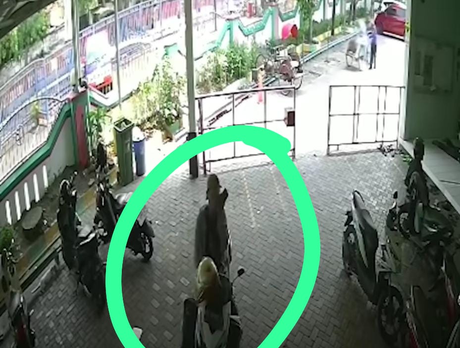 Bandit Bermobil Satroni Masjid Al Qithar, Terekam CCTV Gasak Beat Jemaah