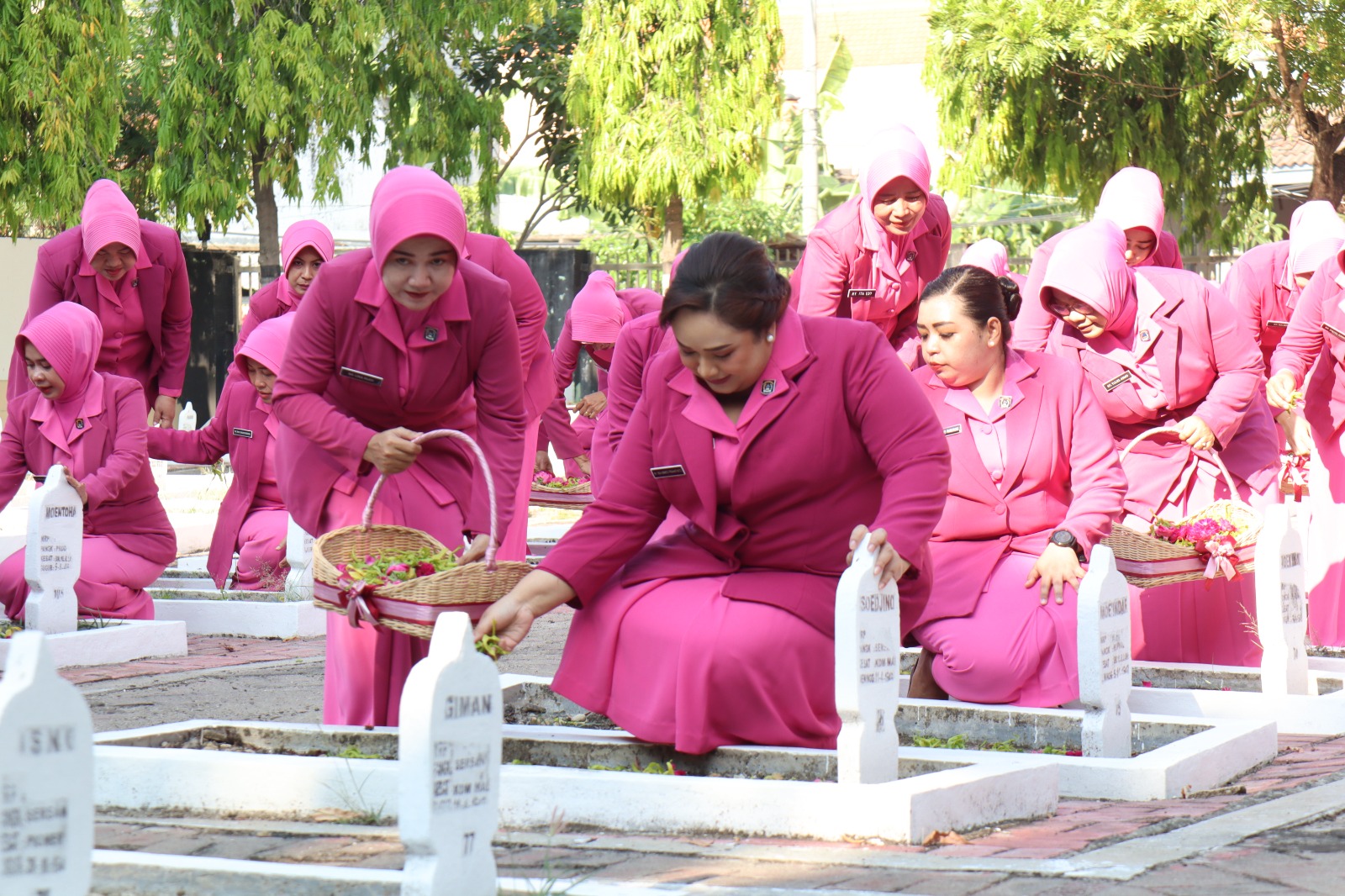 Bhayangkari Cabang Bojonegoro Gelar Ziarah dan Tabur Bunga Menyambut HKGB ke-72