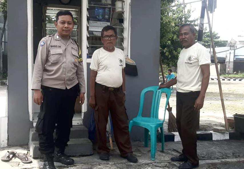 Bhabinkamtibmas Polsek Sukomanunggal Beri Imbauan Satpam Darmo Permai Timur 1, Pastikan Kamtibmas Kondusif