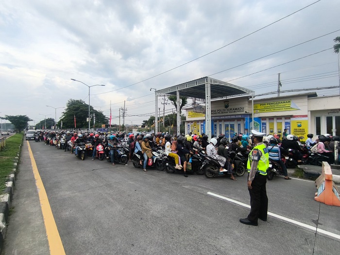 Volume Kendaraan Membludak, Jalur Roda Dua Jembatan Suramadu Dialihkan ke Jalur Cepat