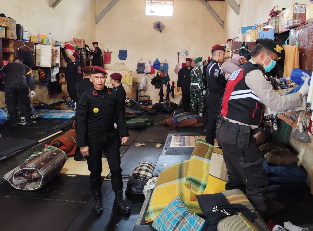 Razia Besar di Lapas Jember Amankan Barang Terlarang