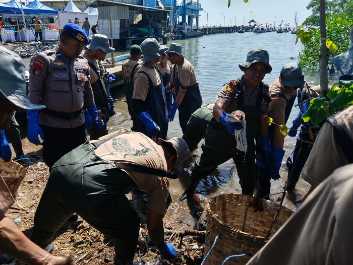 Hari Lingkungan Hidup 2026, Polres Gresik dan PT Freeport Indonesia Gelar Aksi Bersih Pantai di Bungah